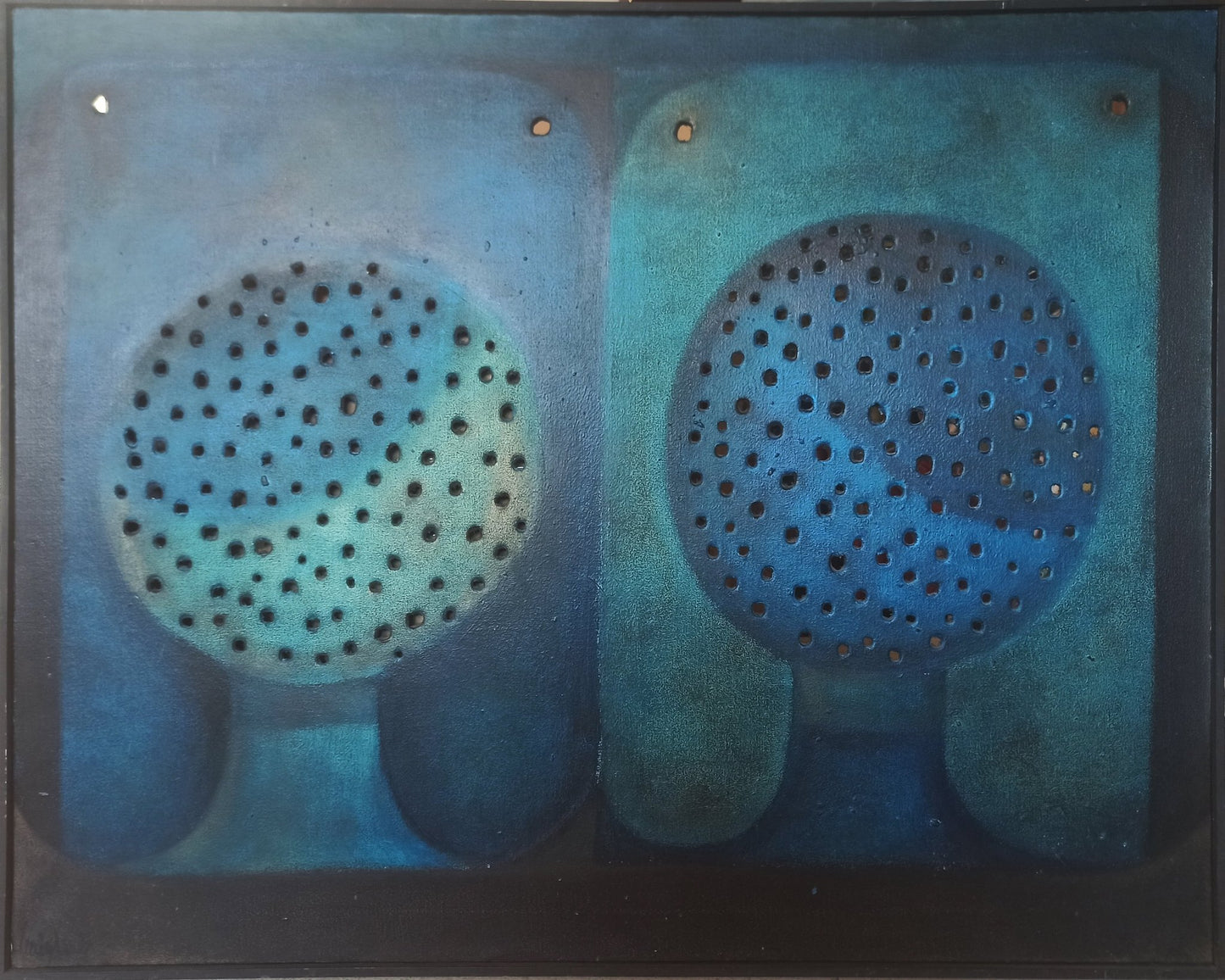 Pintura contemporánea Espejo introvertido de Carles Planell con lienzo perforado, donde materia y vacío crean luz, profundidad y un efecto introspectivo, obra enmarcada