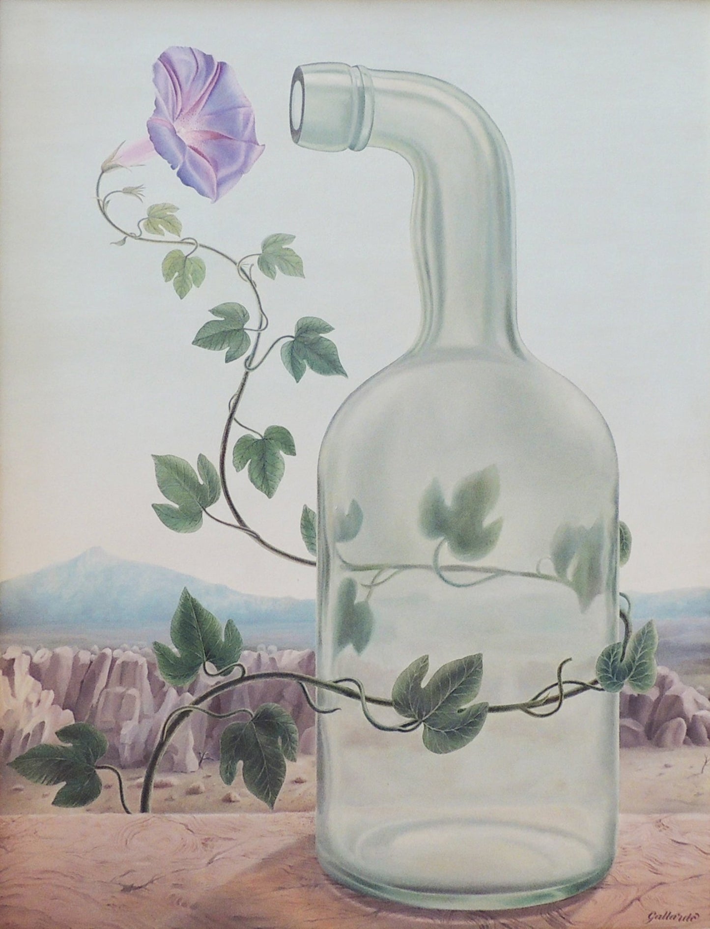 Gervasio Gallardo botella de vidrio con enredadera y flor violeta surrealismo hiperrealista paisaje árido simbolismo naturaleza y objeto