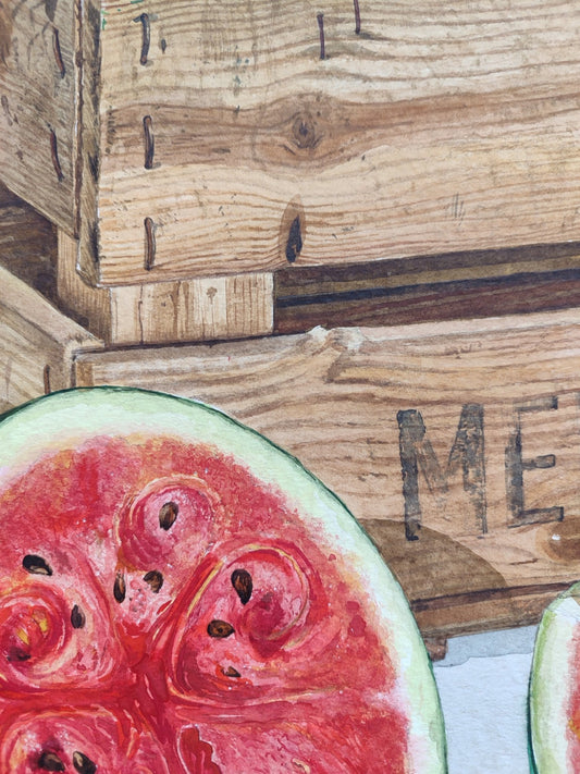 Acuarela contemporánea de una caja de madera con sandía cortada, bodegón mediterráneo realista sobre fondo neutro detalle
