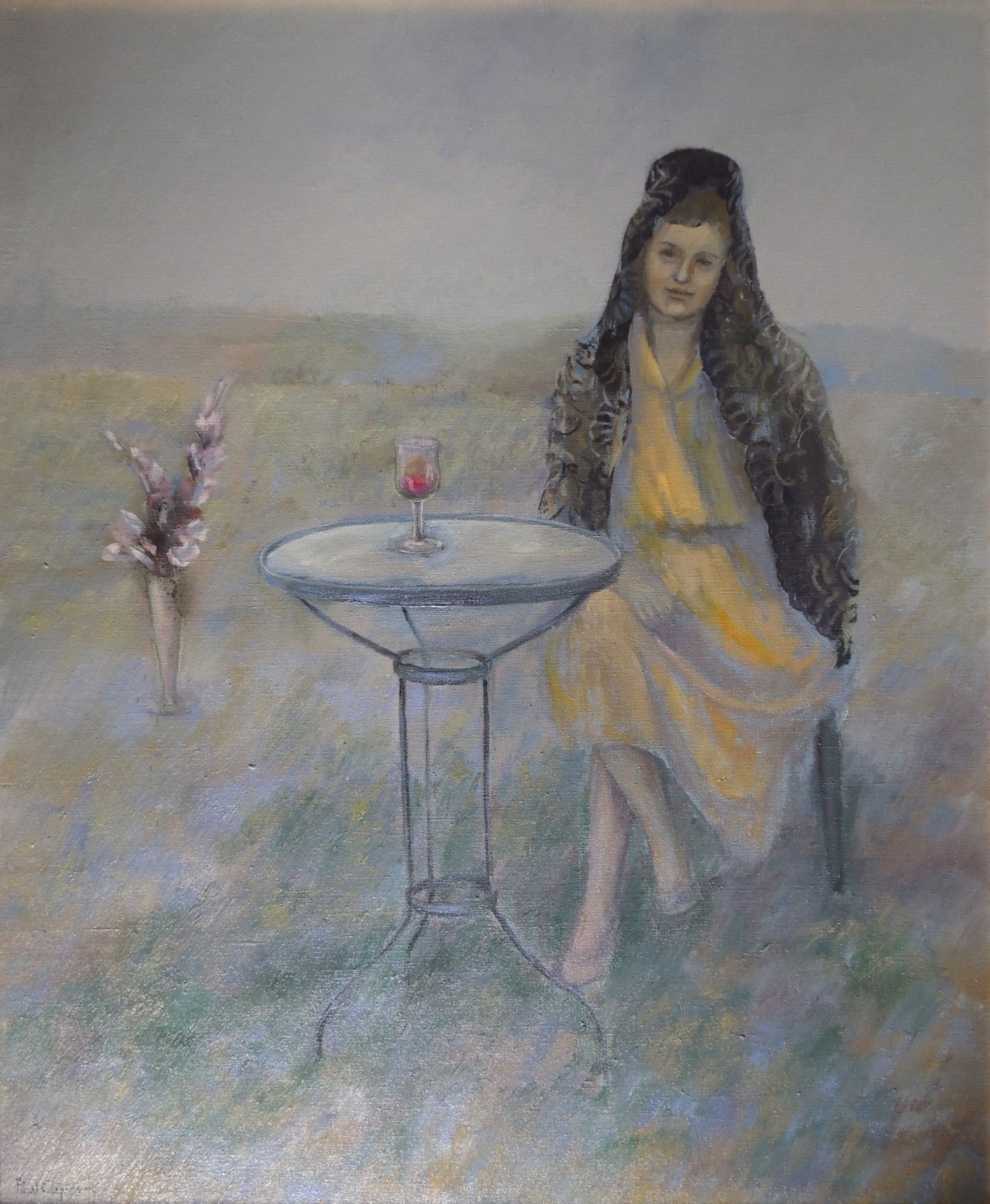 Pintura Mujer en el jardín de Rosa Maria Pujol con figura femenina sentada junto a una mesa con una copa y flores, en un paisaje suave y nebuloso de tonos pastel y atmósfera contemplativa.