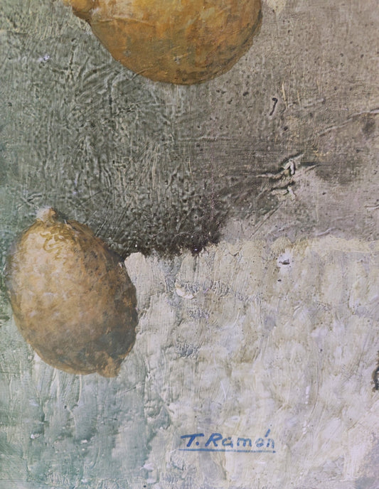 Pintura al óleo de Teresa Ramón, “Espacio natural”, composición abstracta con tonos terrosos y verdes y elementos orgánicos en suspensión, detalle firma
