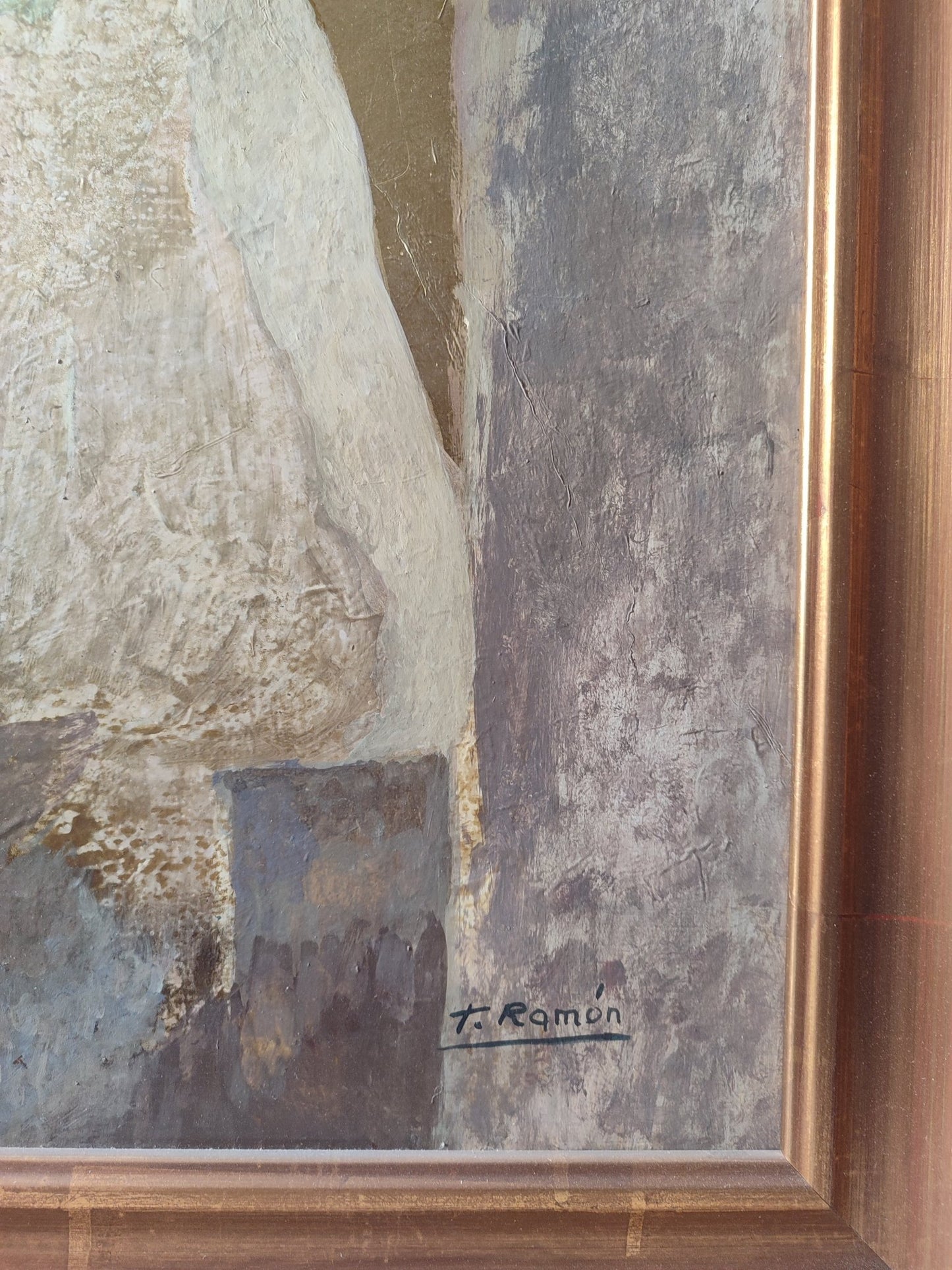 Pintura al óleo de Teresa Ramón, “Señora en una tienda de paraguas”, retrato femenino contemporáneo en tonos cálidos, dorado y azules con atmósfera íntima y narrativa sutil, detalle firma