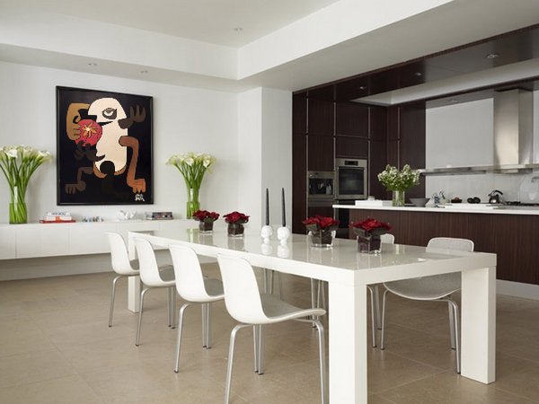 Antonio Patiño Flor obra de arte contemporáneo abstracto con figura simbólica y flor roja sobre fondo oscuro decoracion con obra