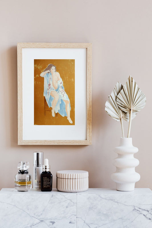 Aurora Altisent – Desnudo sentado, litografía original de figura femenina sentada con túnica azul y fondo ocre decoracion