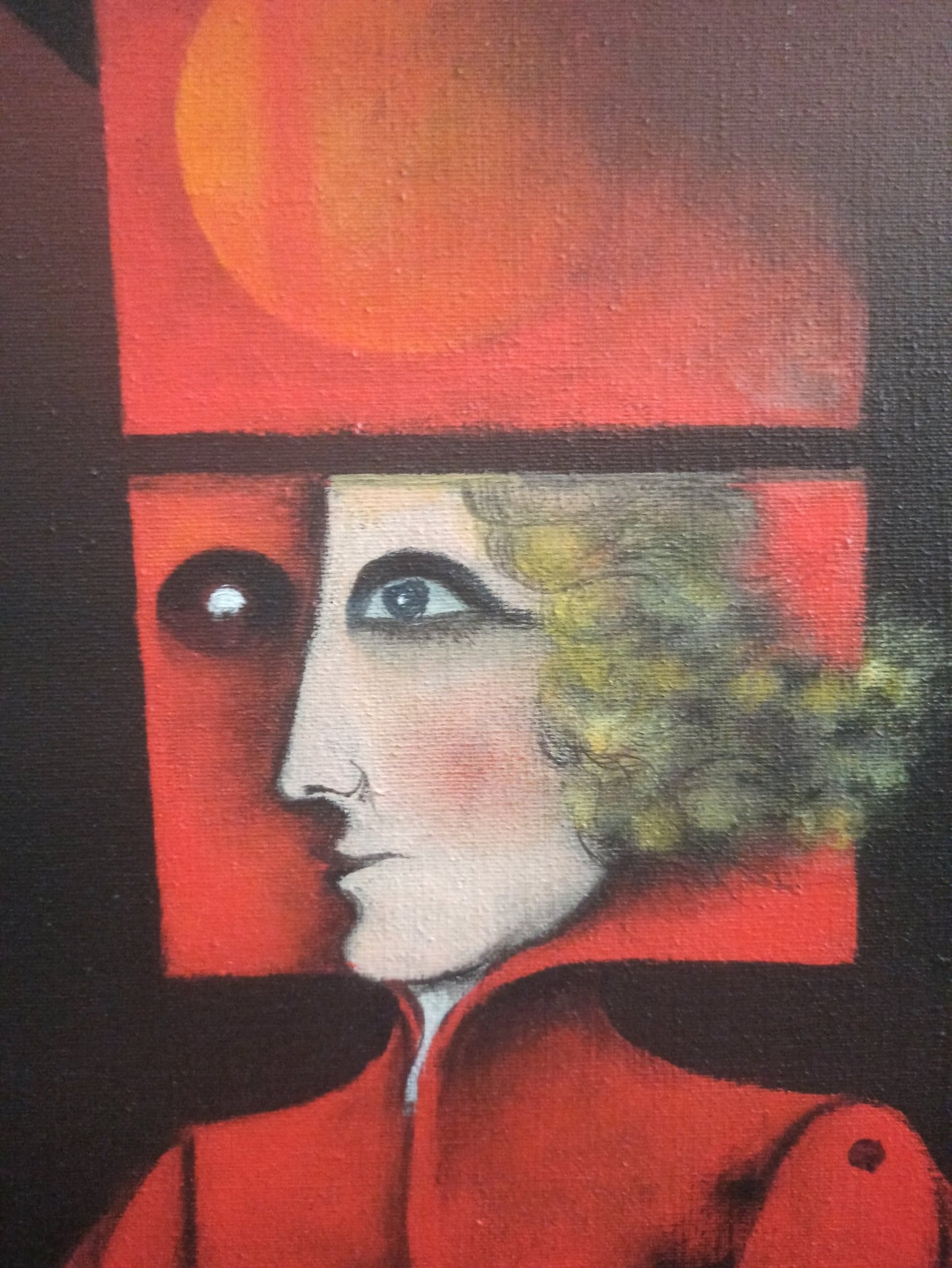 Eduard Alcoy, Insolencia: figura surrealista vestida de rojo con múltiples brazos y rostros geométricos sobre un fondo oscuro y paisaje simbólico detalle rostro