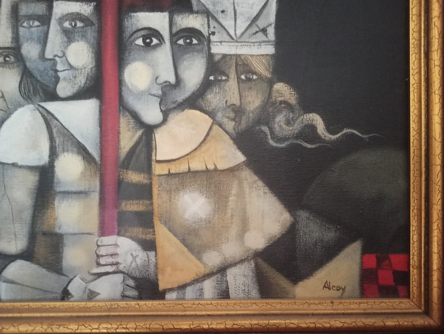 Eduard Alcoy, La colla de espantall: composición surrealista con espantapájaros rojo de rostro esquelético sobre un grupo de figuras geométricas en un paisaje oscuro detalle firma