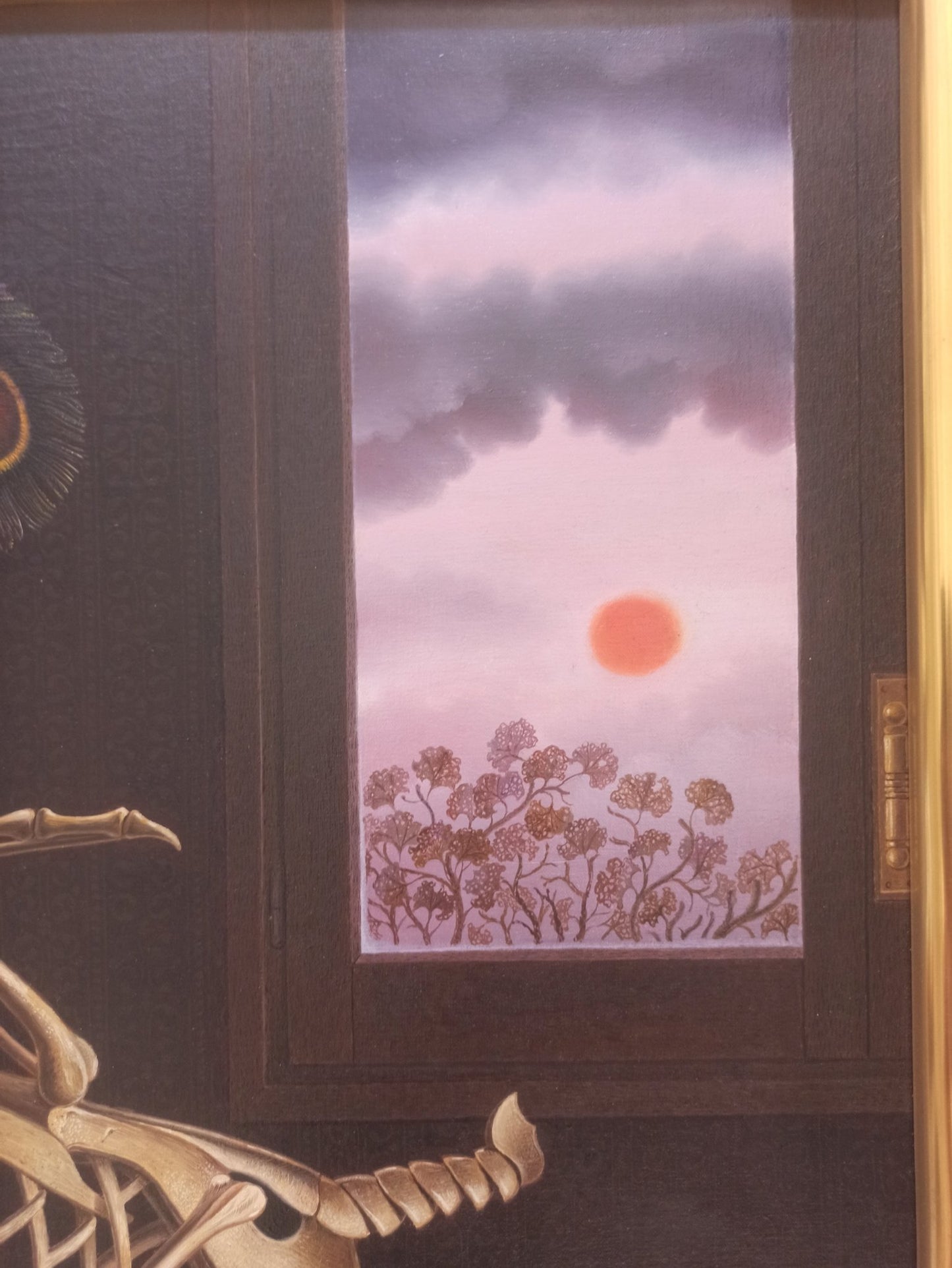 Cuadro El pavo real de Gervasio Gallardo con esqueleto de pavo real y pluma iridiscente en interior oscuro junto a ventana con cielo violeta y sol rojizo detalle de la vista
