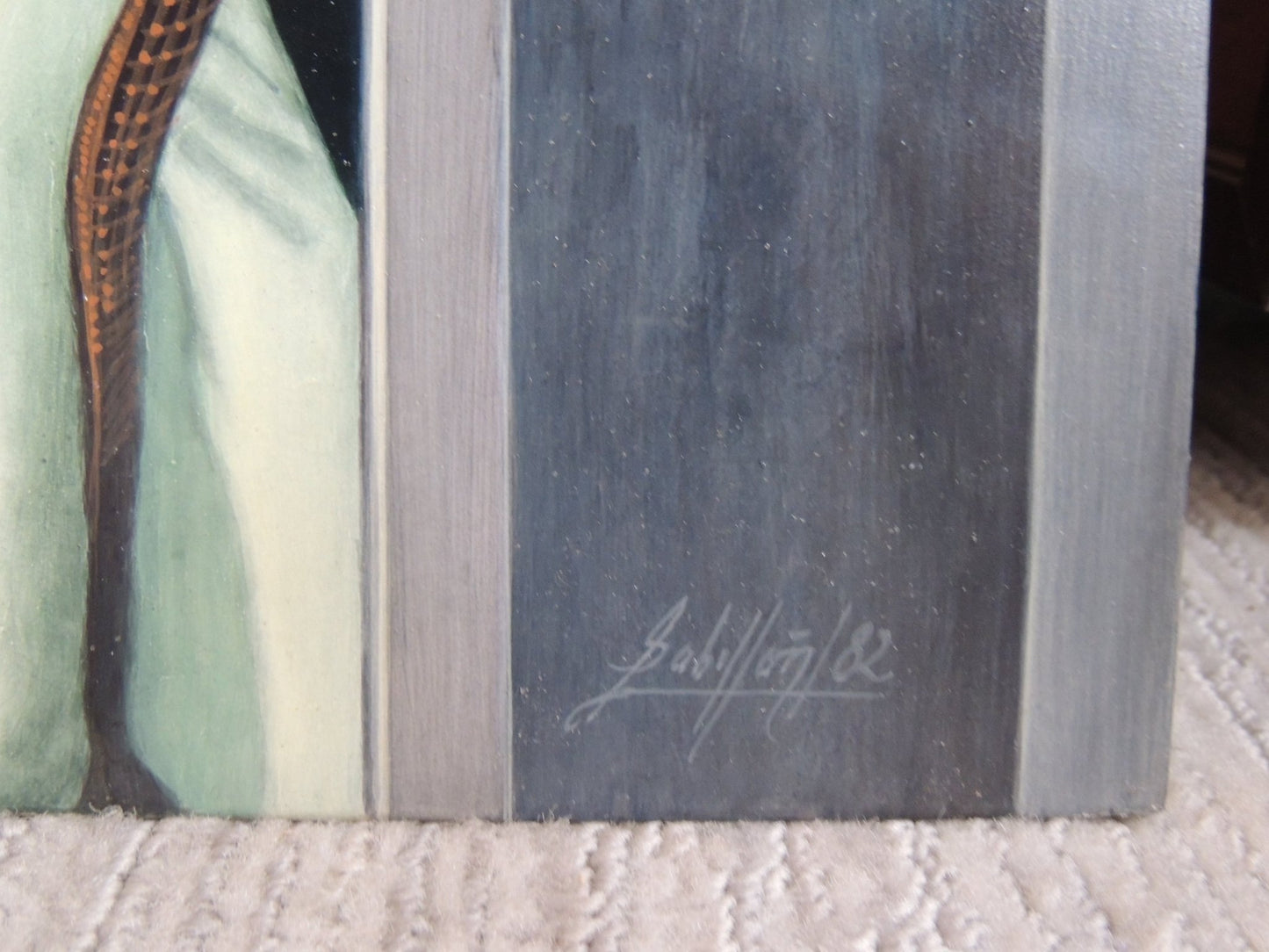 Gregorio Sabillón La montaña óleo retrato femenino ojos extraños simbolismo inquietante arte contemporáneo en venta detalle firma