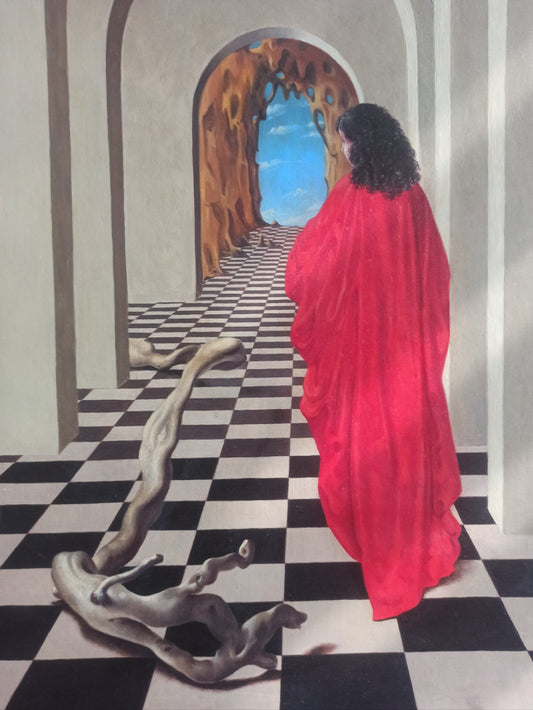 La femme rouge de Jan Van Der Loo, pintura surrealista de realismo fantástico con figura femenina vestida de rojo caminando entre arcos monumentales y suelo ajedrezado, en una composición simbólica que evoca transformación, misterio y viaje interior detalle mujer