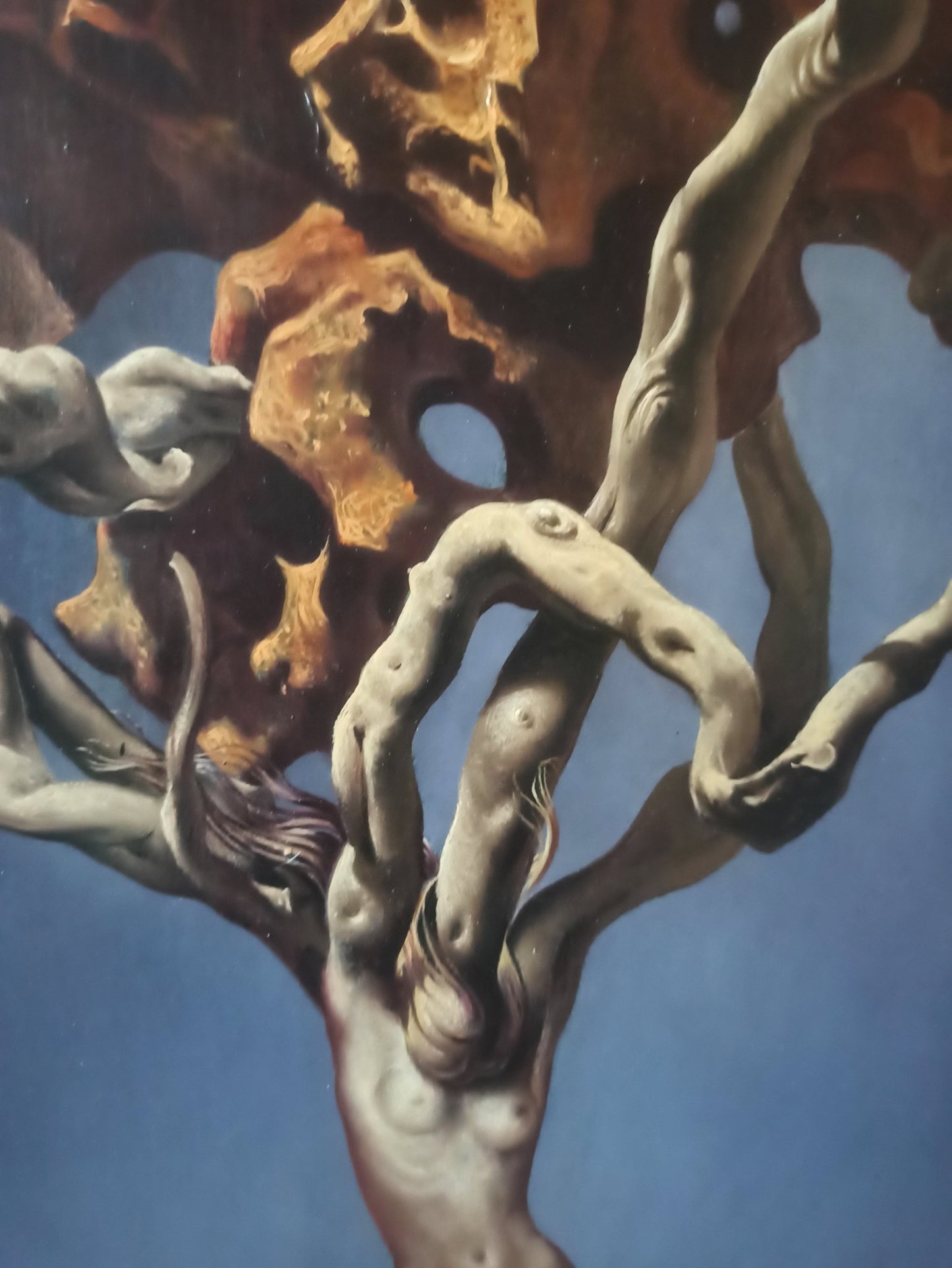 La Maîtresse de Zeus de Jan Van Der Loo, pintura surrealista de realismo fantástico con figura femenina transformada en árbol, ramas retorcidas, estructura mineral orgánica suspendida y paisaje simbólico inspirado en la mitología y la metamorfosis detalle