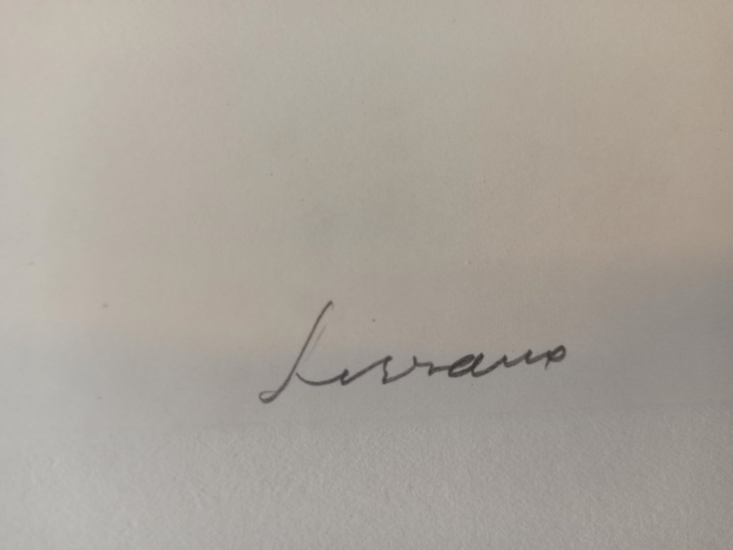 Aguafuerte de Pablo Serrano, Hogaza con manzana, obra gráfica original sobre el pan como símbolo de unión, amor y solidaridad en el arte contemporáneo, detalle firma