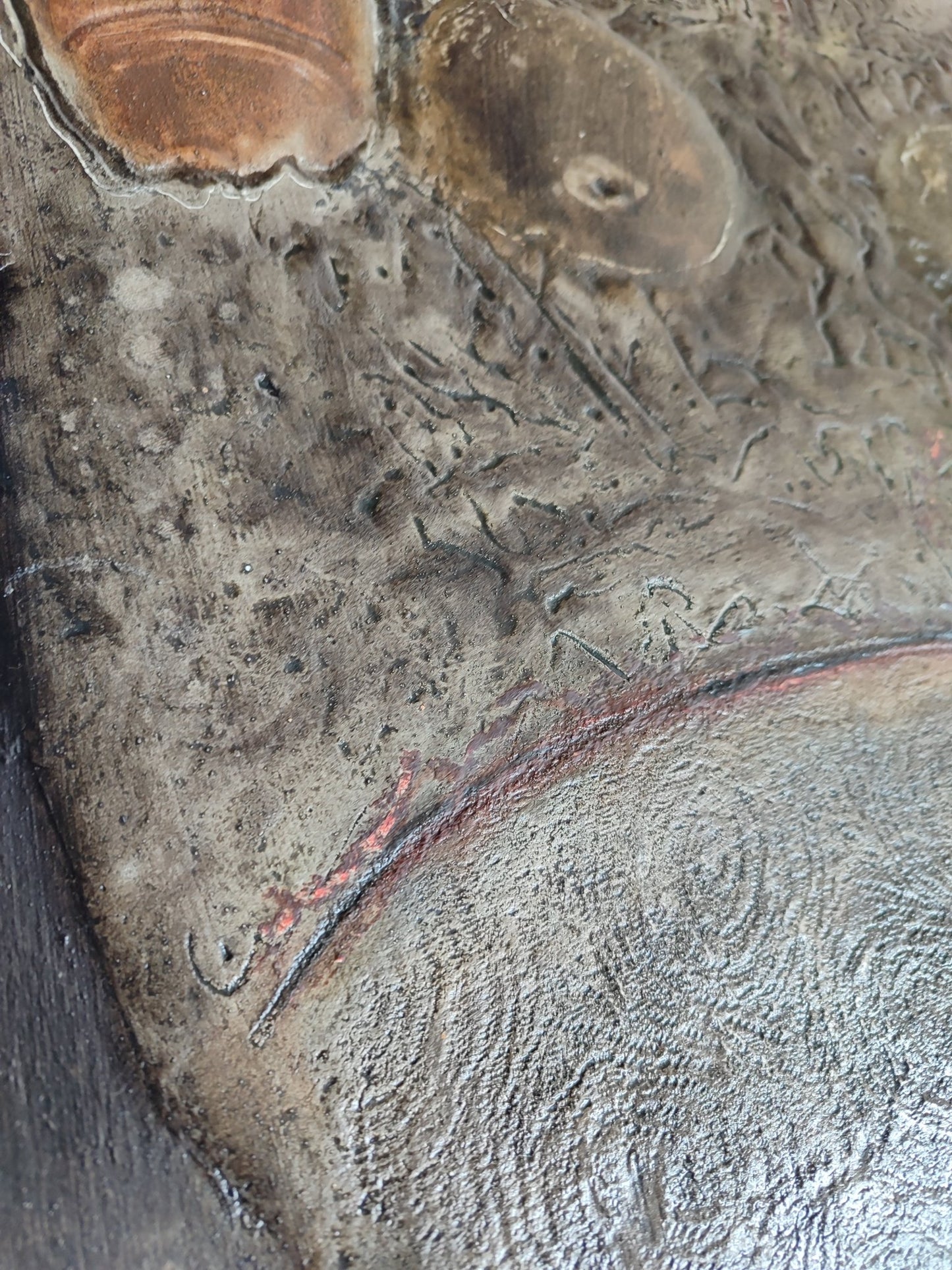 Agustín Alamán, Hiroshima 19: pintura matérica abstracta en tonos grises y ocres con figura erosionada de apariencia escultórica sobre fondo oscuro detalle relieve