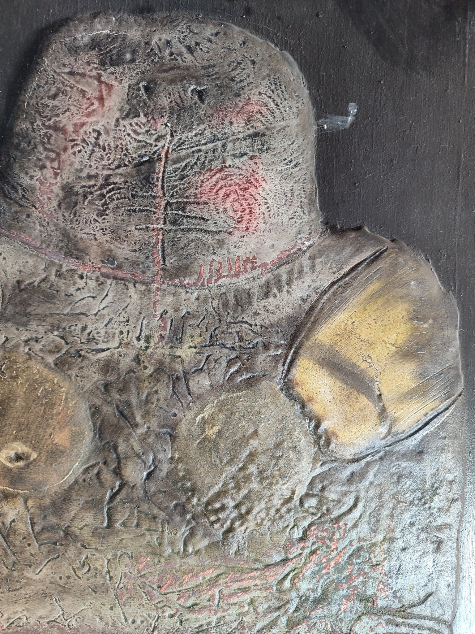 Agustín Alamán, Hiroshima 19: pintura matérica abstracta en tonos grises y ocres con figura erosionada de apariencia escultórica sobre fondo oscuro detalle rostro