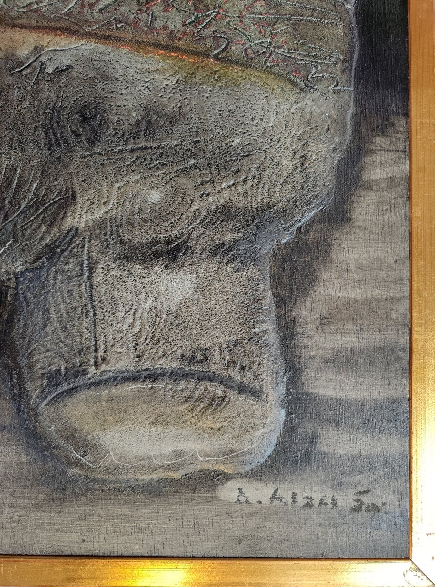 Agustín Alamán, Hiroshima 19: pintura matérica abstracta en tonos grises y ocres con figura erosionada de apariencia escultórica sobre fondo oscuro detalle firma