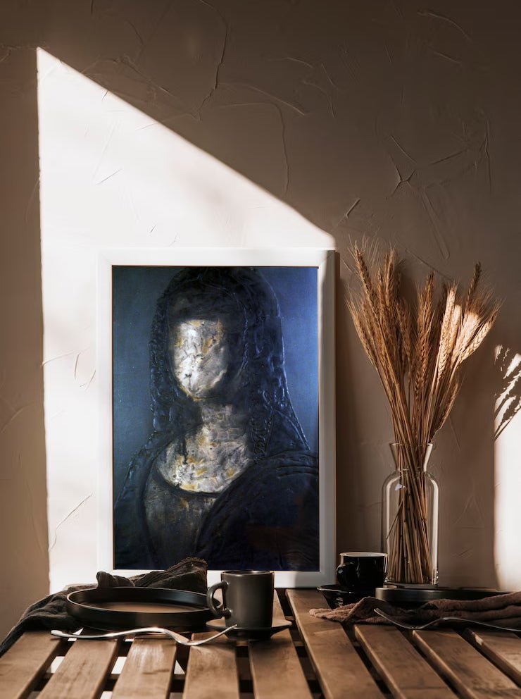 La Gioconda de Agustín Alamán, retrato de figura femenina de apariencia difusa sin rostro, texturada en tonos oscuros y grises azulados decoracion