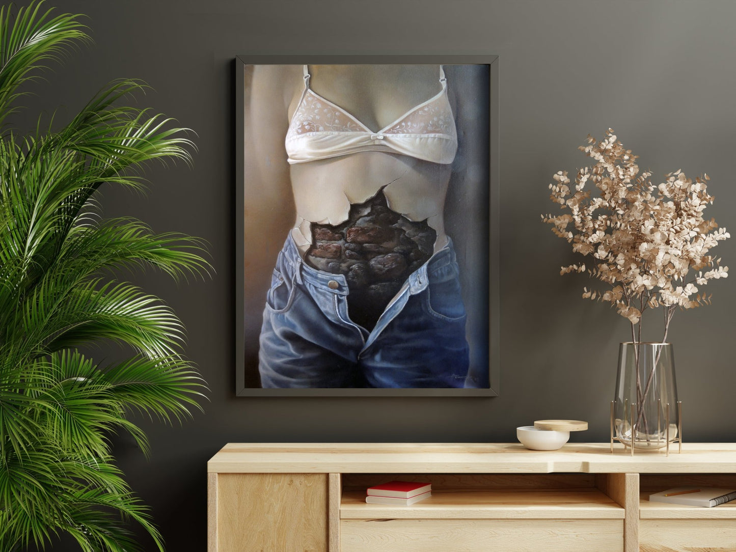 Descubriéndose, pintura figurativa contemporánea de torso femenino con una abertura en el abdomen que revela piedras y rocas en su interior, obra simbólica sobre identidad y vulnerabilidad decoración