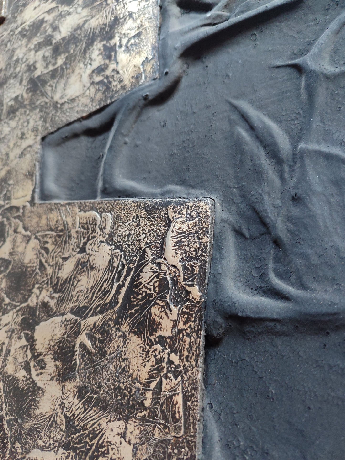 Técnica mixta sobre plafón de Baldo Pié, Serie Torso N2, obra abstracta con textura escultórica y composición contemporánea, detalle en relieve