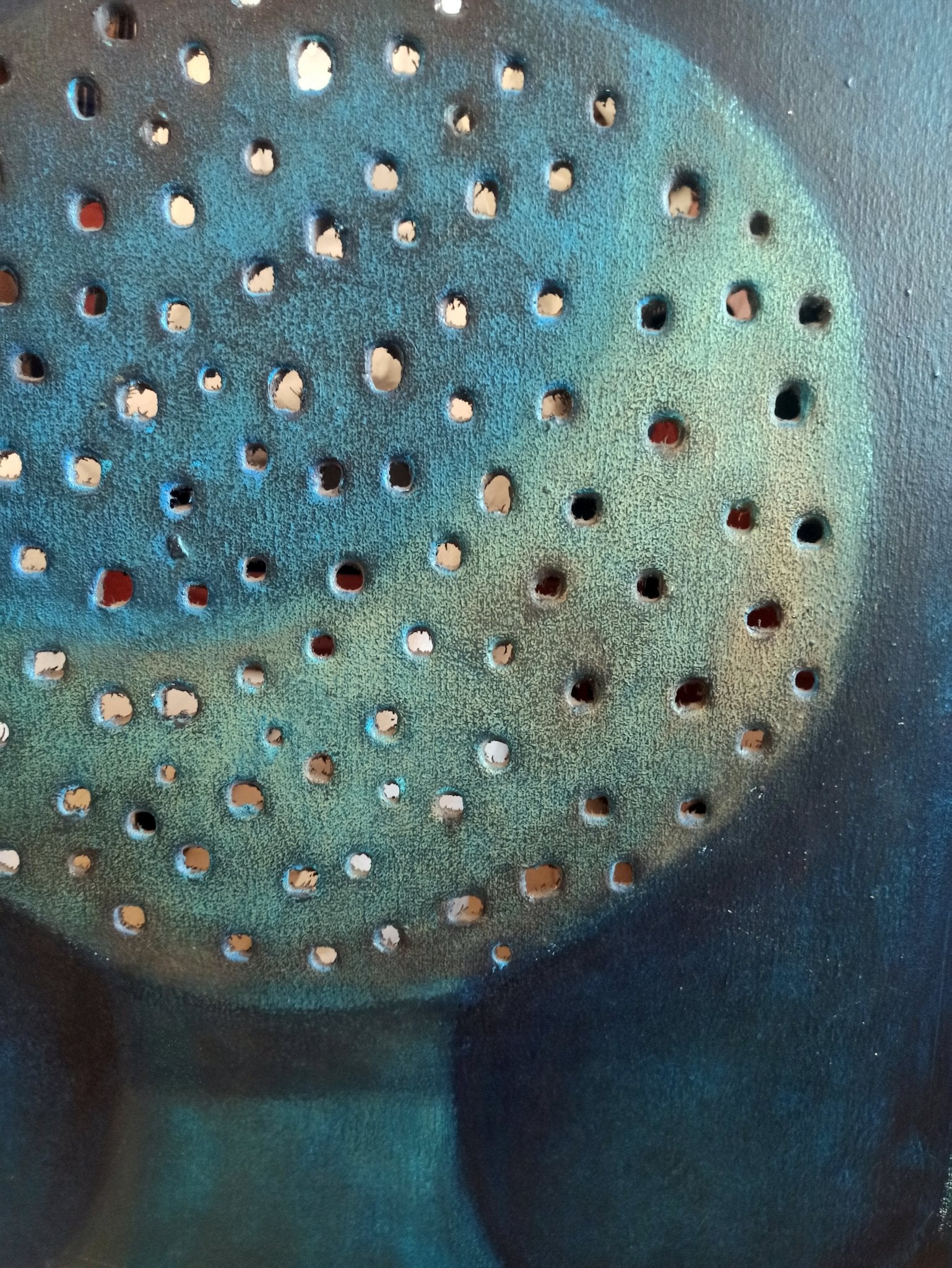 Pintura contemporánea Espejo introvertido de Carles Planell con lienzo perforado, donde materia y vacío crean luz, profundidad y un efecto introspectivo, detalle lienzo