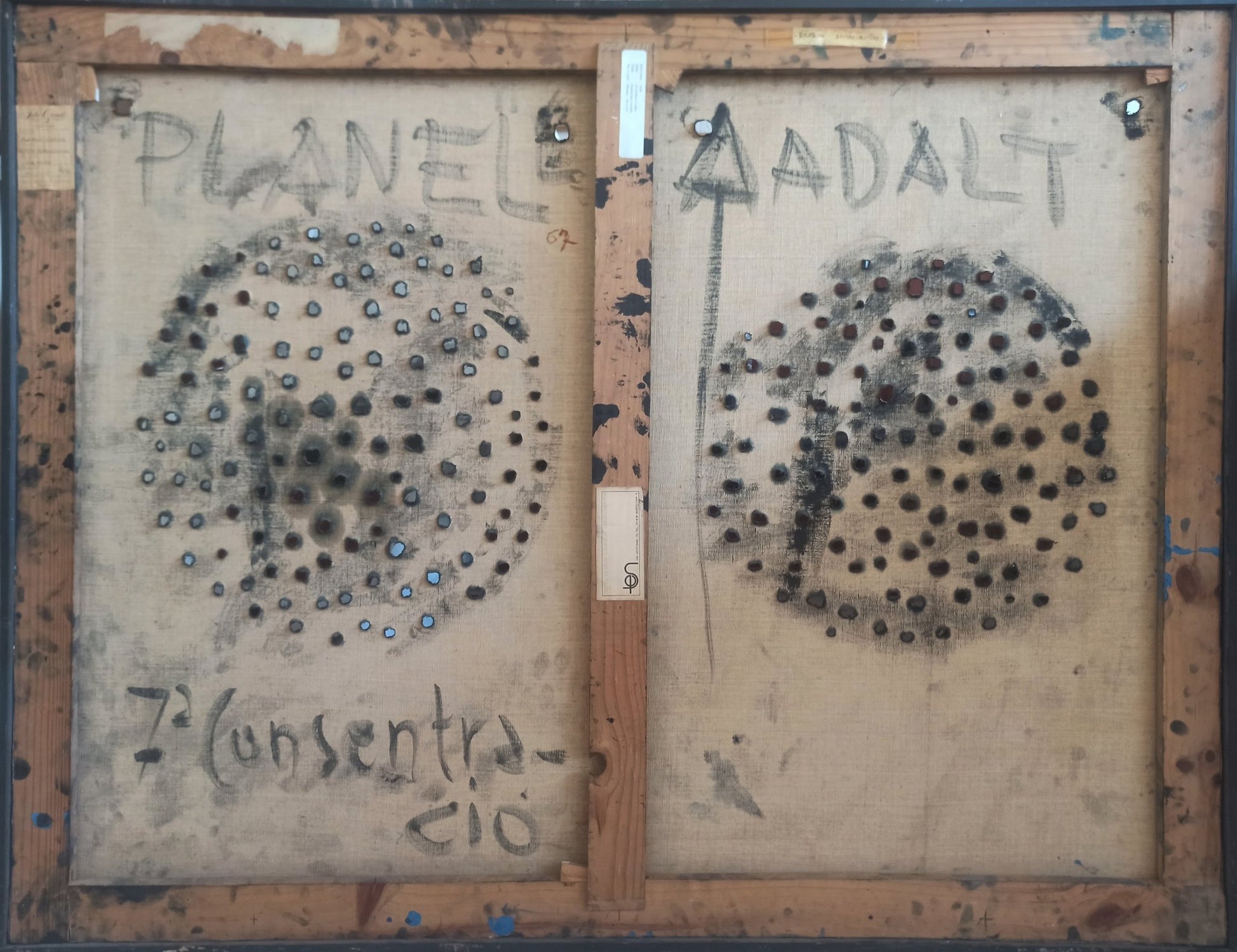 Pintura contemporánea Espejo introvertido de Carles Planell con lienzo perforado, donde materia y vacío crean luz, profundidad y un efecto introspectivo, anverso obra