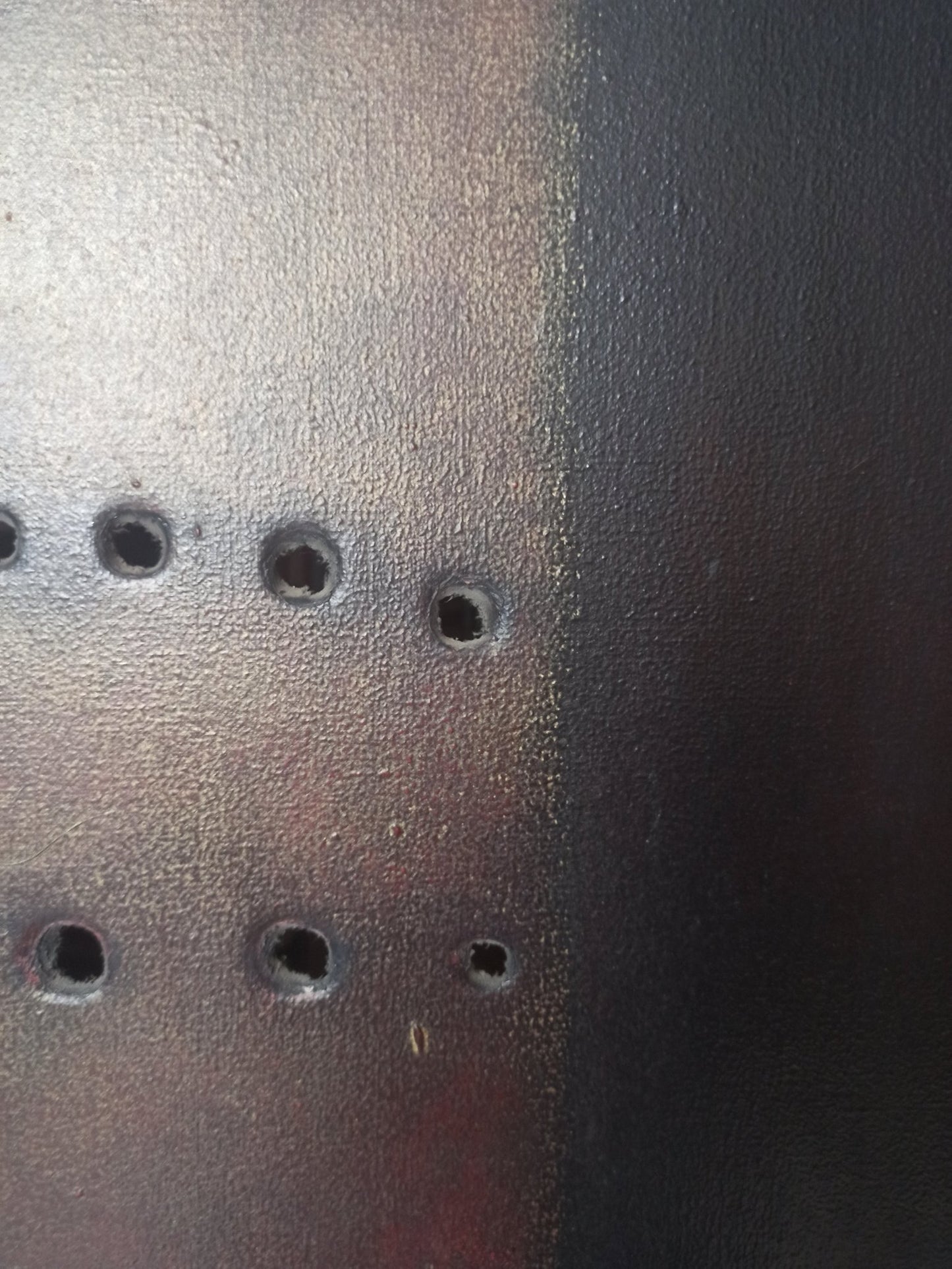 Pintura contemporánea Hábito de Carles Planell con lienzo perforado, detalle de tela, tonos oscuros