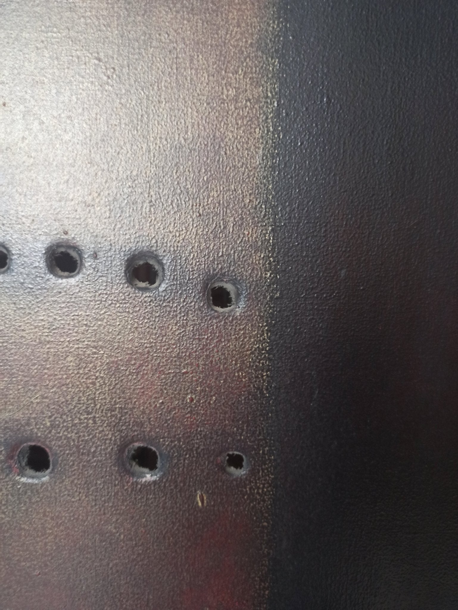 Pintura contemporánea Hábito de Carles Planell con lienzo perforado, detalle de tela, tonos oscuros