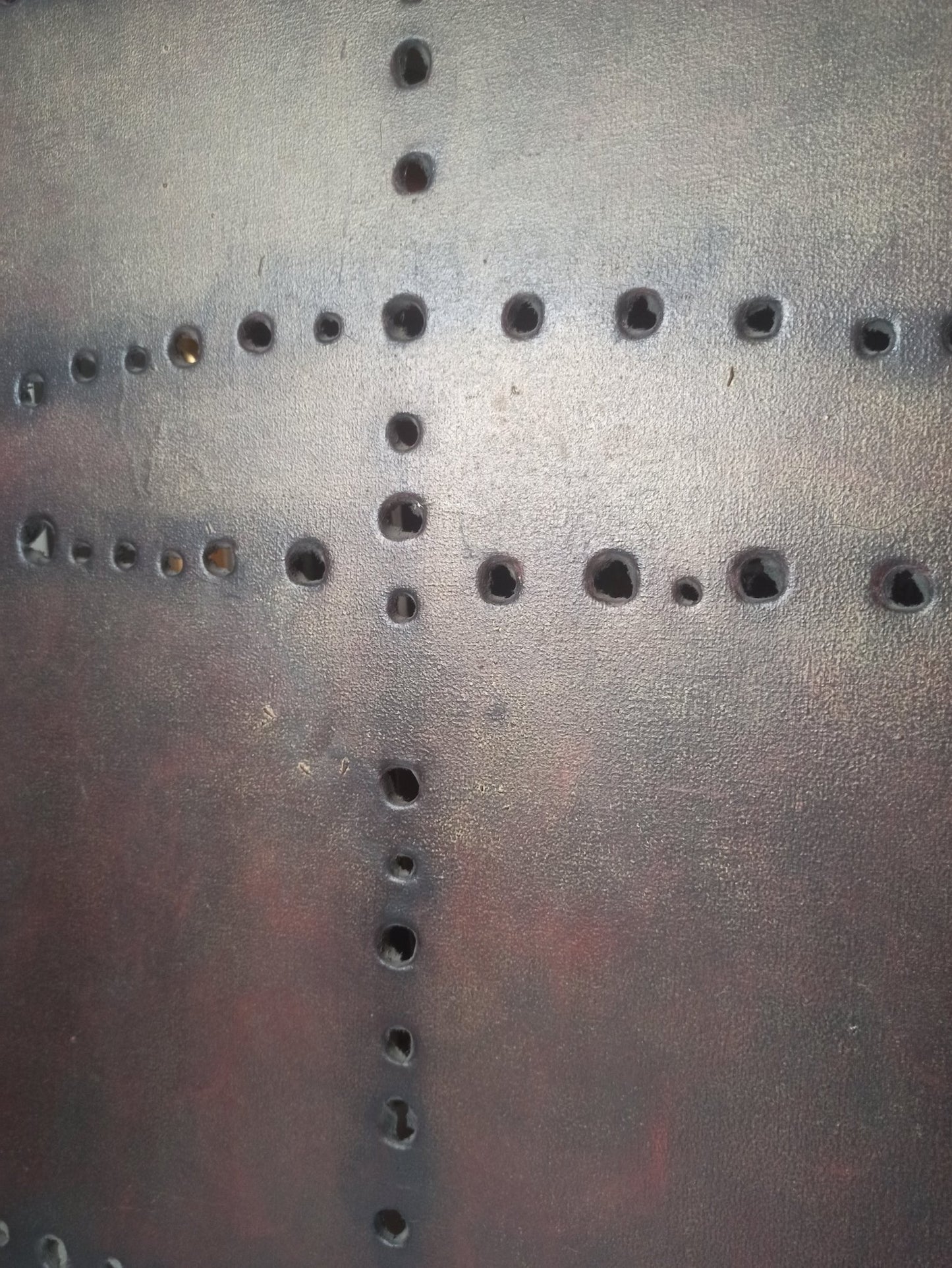 Pintura contemporánea Hábito de Carles Planell con lienzo perforado, detalle pintura