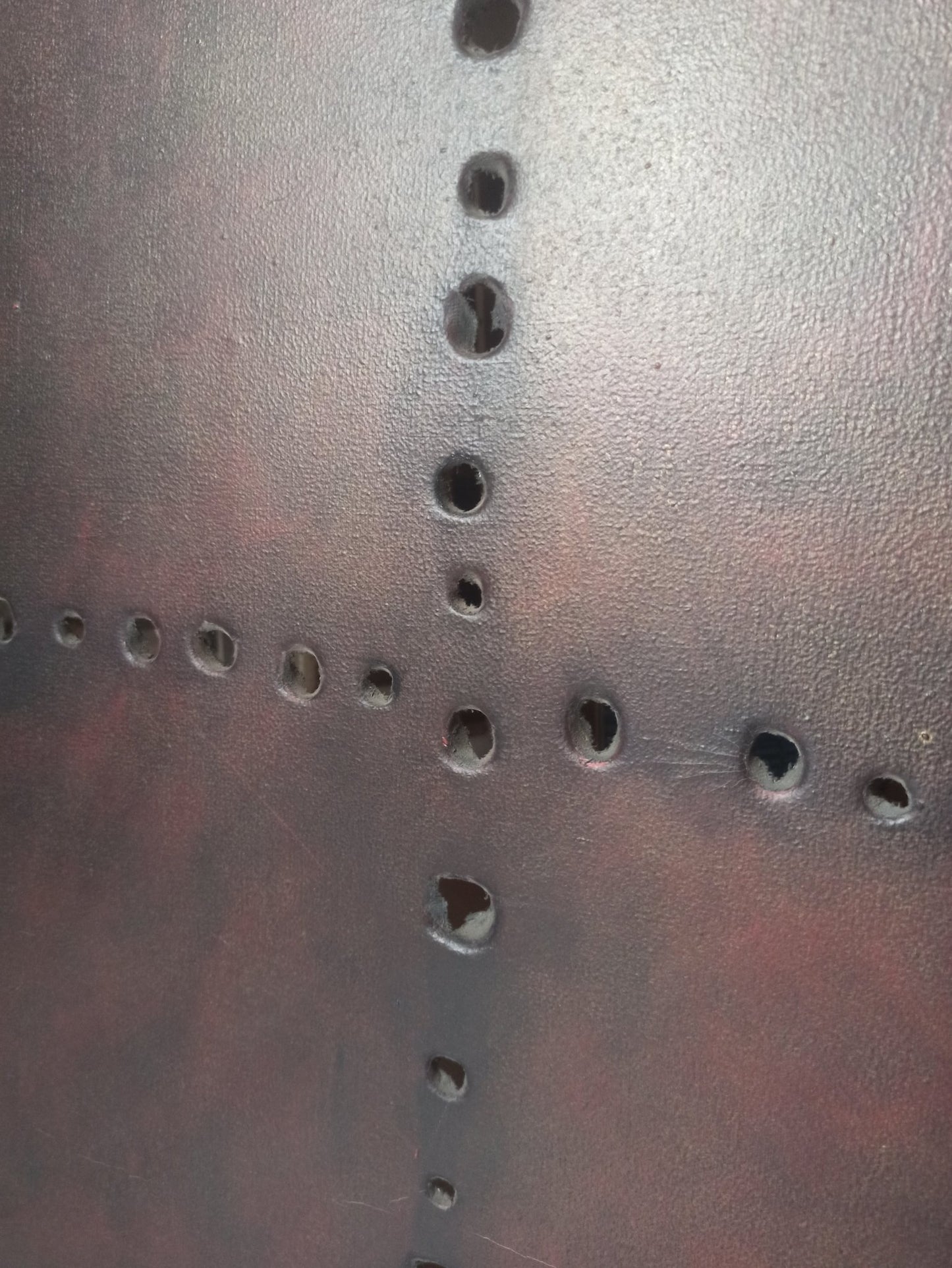 Pintura contemporánea Hábito de Carles Planell con lienzo perforado, donde materia y vacío crean luz, profundidad y un efecto introspectivo.Gaudifond, detalle