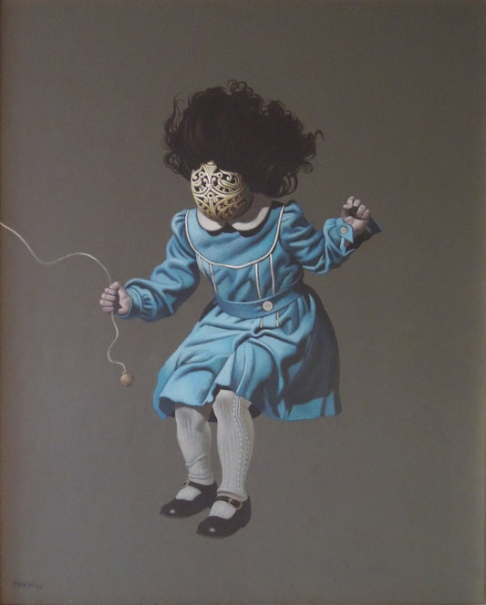 Pintura de Carlos Mensa con niña saltando la cuerda, vestida de azul y con máscara ornamental, escena minimalista de tono inquietante y simbólico.