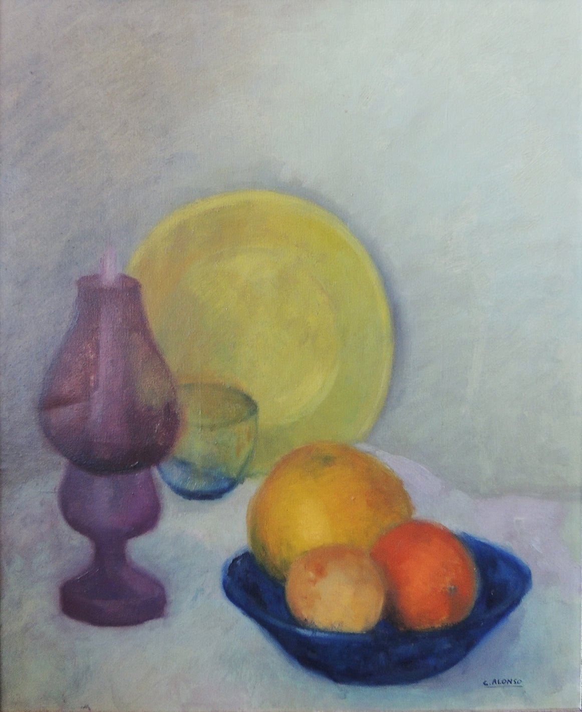 Rincón colorista de Cristina Alonso Llagostera, bodegón con frutas y botella de vidrio coloreado, destacando transparencias, reflejos y riqueza cromática.