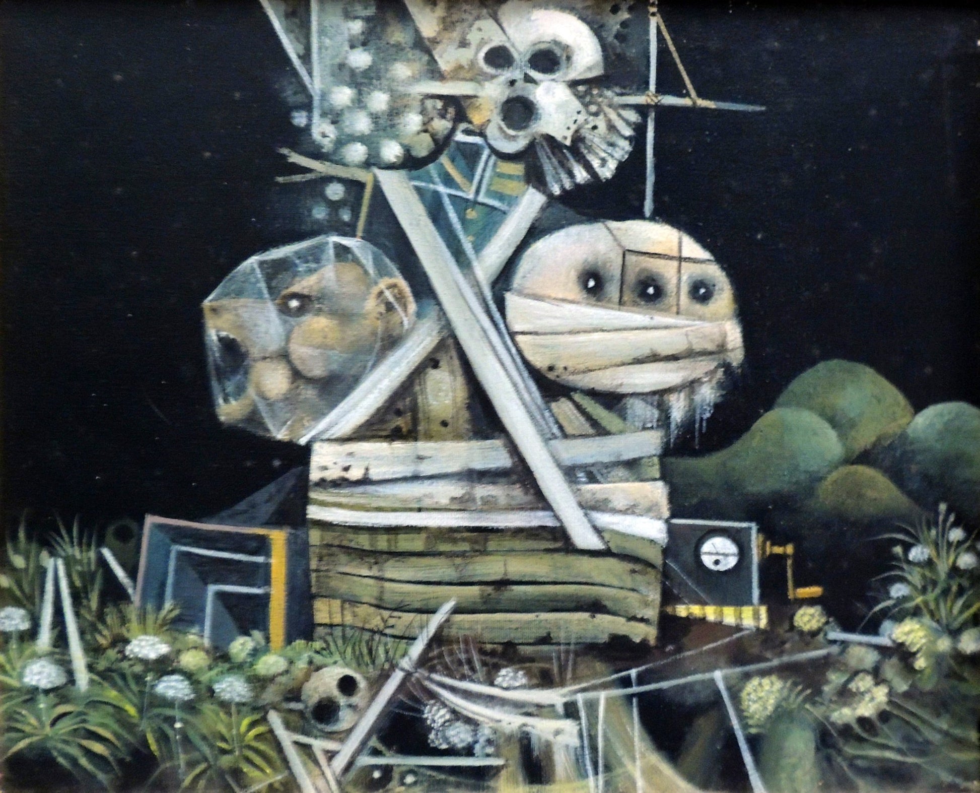 Eduard Alcoy, Cosmonautas, pintura surrealista con figuras mecánicas y formas simbólicas en un paisaje nocturno de tonos oscuros y verdes.