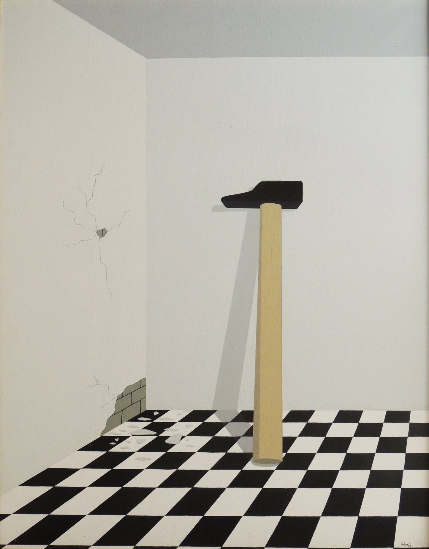 Francesc Calvet, El repòs del guerrer. Pintura surrealista con un martillo erguido sobre un suelo ajedrezado en una habitación minimalista con una pared agrietada.