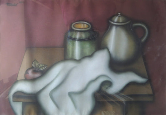 Bodegón contemporáneo de Francina Torner con jarra metálica, recipiente, manzana y tela blanca sobre mesa en tonos cálidos y suaves.