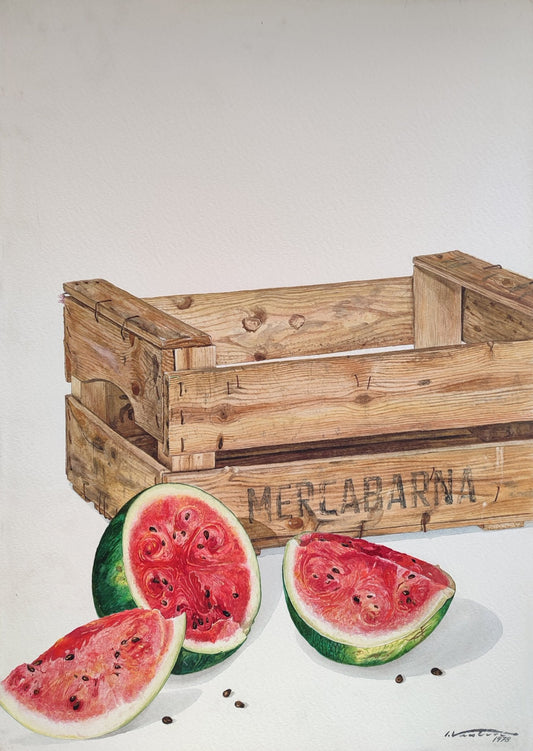 Acuarela contemporánea de una caja de madera con sandía cortada, bodegón mediterráneo realista sobre fondo neutro.