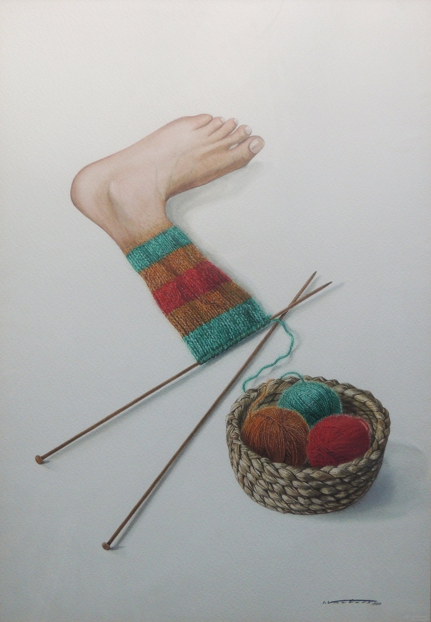 Fem Peues, acuarela surrealista de Isidro Ventura con pie humano tejido en lana de colores, agujas de punto y cesta con ovillos sobre fondo blanco.