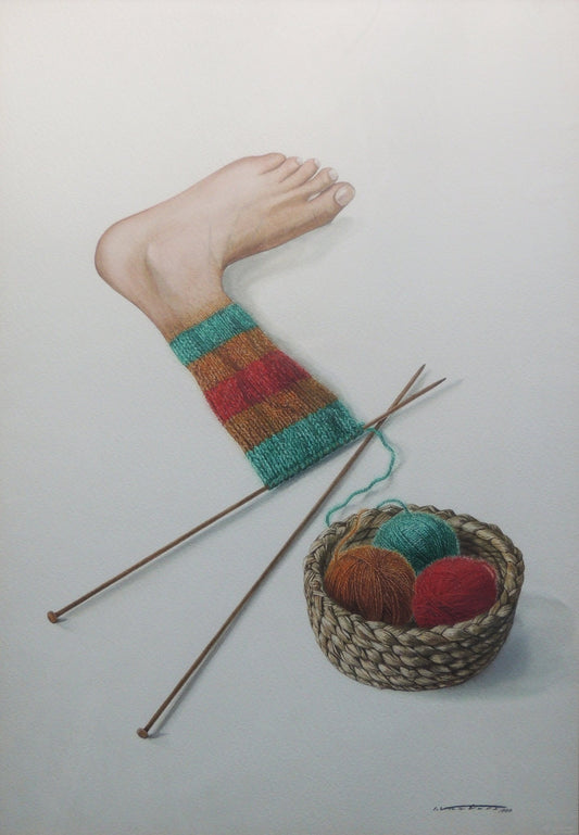 Fem Peues, acuarela surrealista de Isidro Ventura con pie humano tejido en lana de colores, agujas de punto y cesta con ovillos sobre fondo blanco.