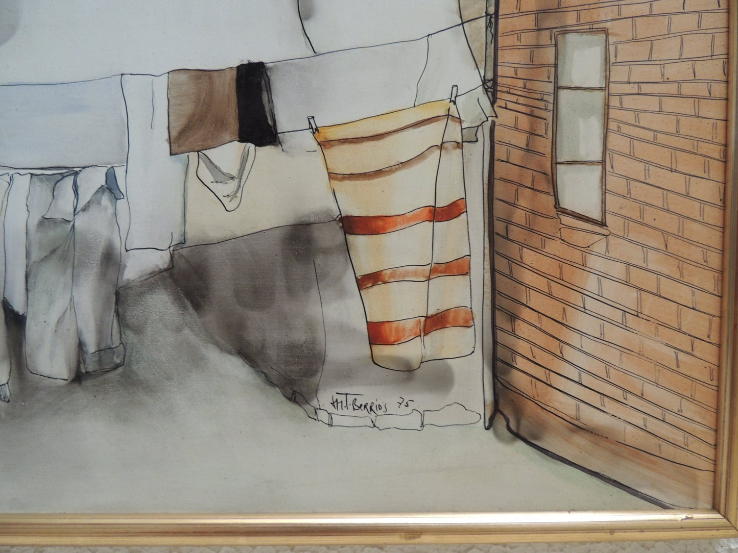 María Teresa Berríos, Patio interior, pintura de patio urbano con ropa tendida entre edificios de ladrillo y atmósfera cotidiana de barrio firma