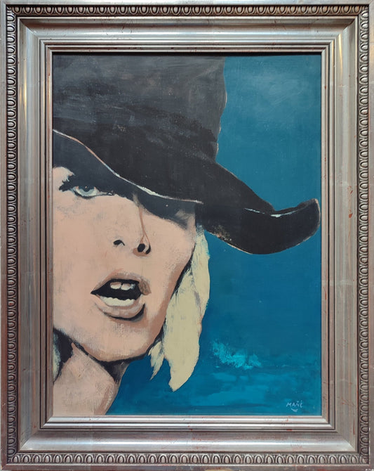 Pablo Mañé Kati Girl, retrato femenino contemporáneo con sombrero negro sobre fondo azul intenso