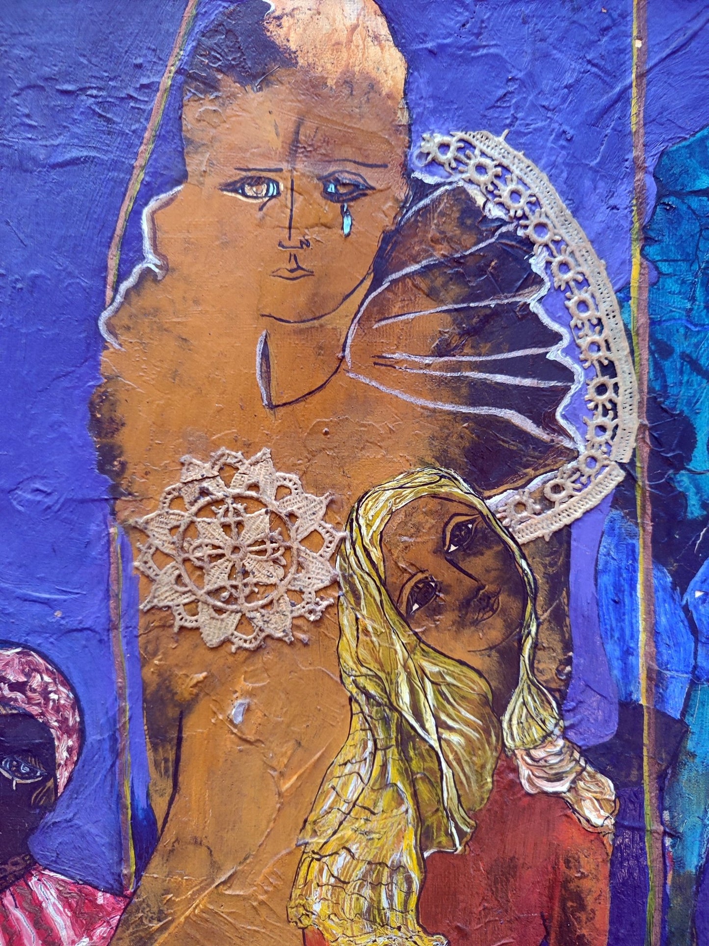 Sally Weintraub Gente de circo nº45, pintura figurativa con personajes de circo, figuras femeninas y fondo violeta de estilo simbólico y expresionista detalle relieve