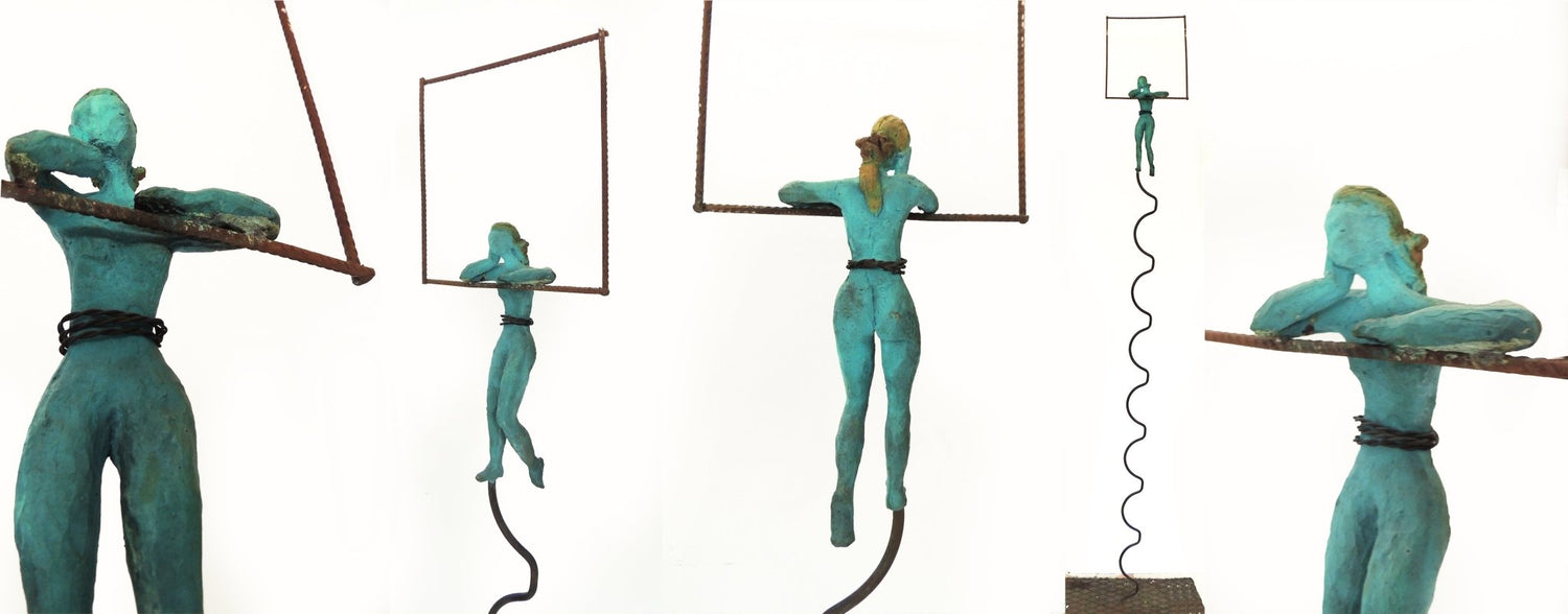 Perspectiva de reflexiones de Soledad Galiardo, escultura contemporánea en técnica mixta con figura humana suspendida y estructura geométrica de hierro.