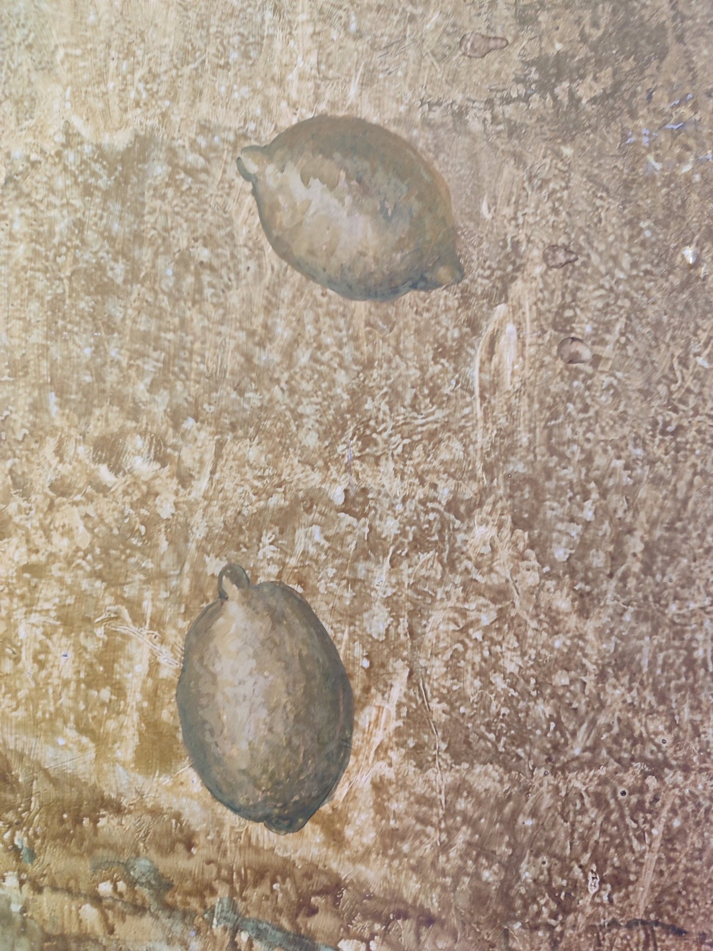 Pintura al óleo de Teresa Ramón, “Espacio natural”, composición abstracta con tonos terrosos y verdes y elementos orgánicos en suspensión, detalle pintura