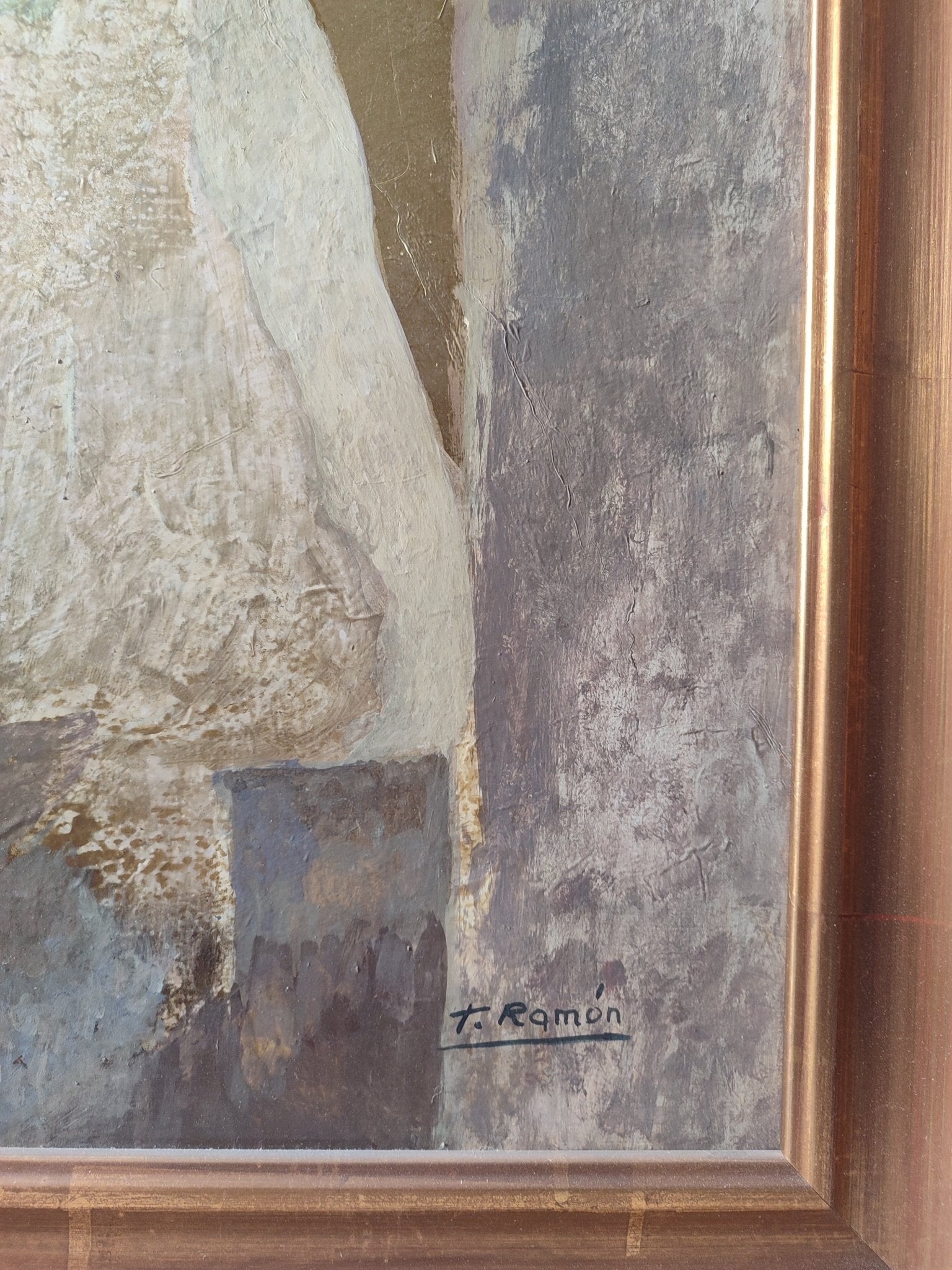 Pintura al óleo de Teresa Ramón, “Señora en una tienda de paraguas”, retrato femenino contemporáneo en tonos cálidos, dorado y azules con atmósfera íntima y narrativa sutil, detalle firma