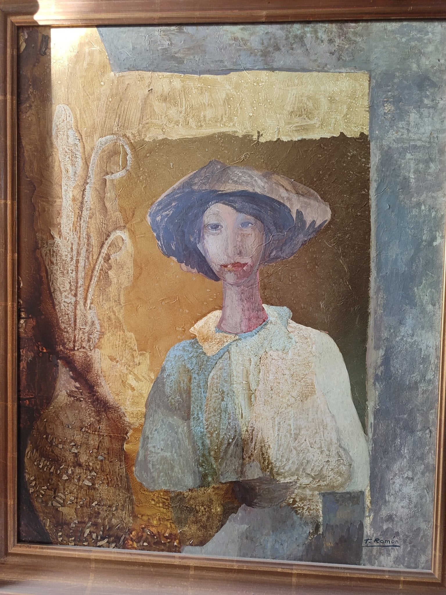 Pintura al óleo de Teresa Ramón, “Señora en una tienda de paraguas”, retrato femenino contemporáneo en tonos cálidos, dorado y azules con atmósfera íntima y narrativa sutil, que transmite serenidad, elegancia y profundidad emocional, detalle, luz