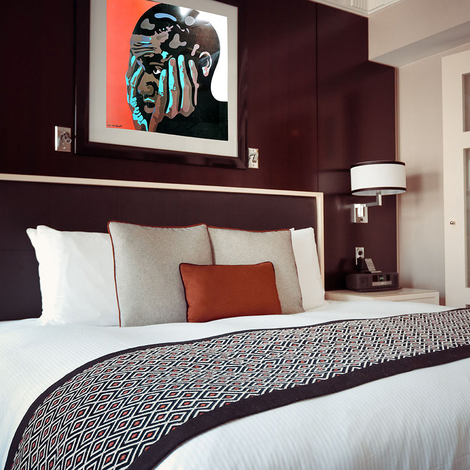 Decoración dormitorio con cuadro contemporáneo Antoni Miró L'espera Gaudifond