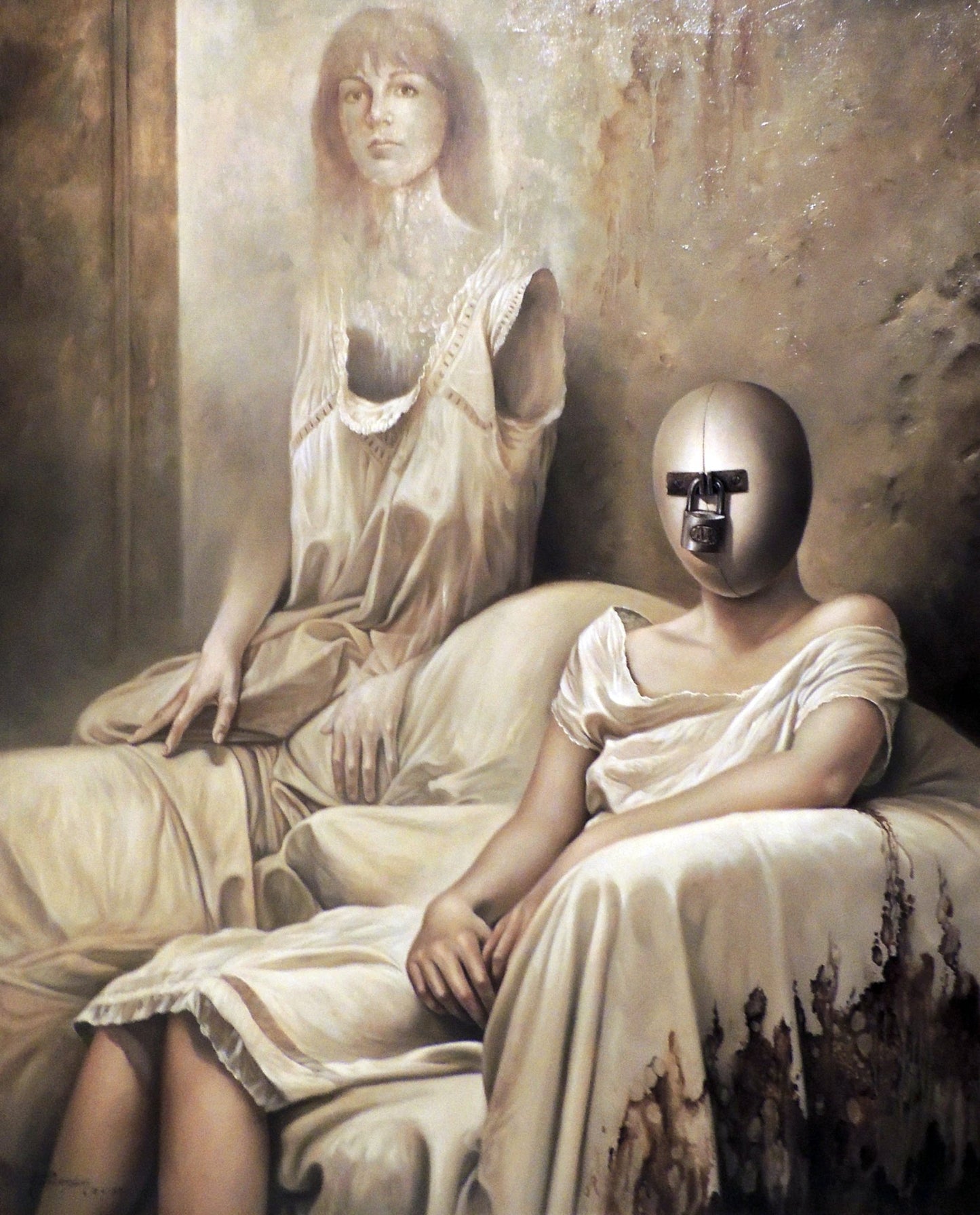 Caja de recuerdos de Alberto Pancorbo, pintura contemporánea surrealista con dos figuras femeninas en un interior onírico y una máscara cerrada con candado como símbolo de la memoria y la identidad.