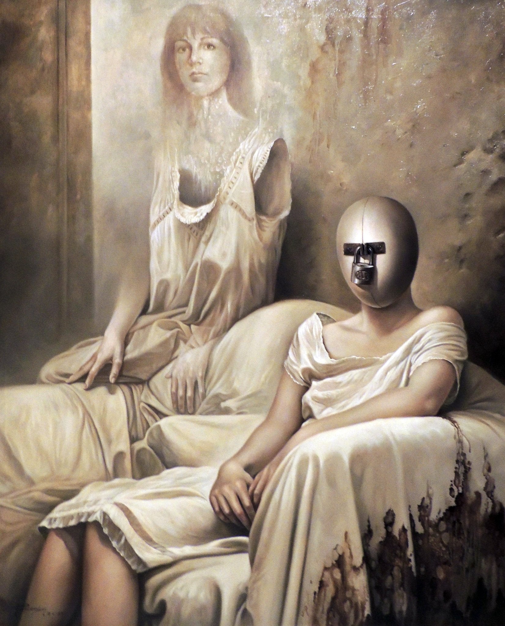 Caja de recuerdos de Alberto Pancorbo, pintura contemporánea surrealista con dos figuras femeninas en un interior onírico y una máscara cerrada con candado como símbolo de la memoria y la identidad.