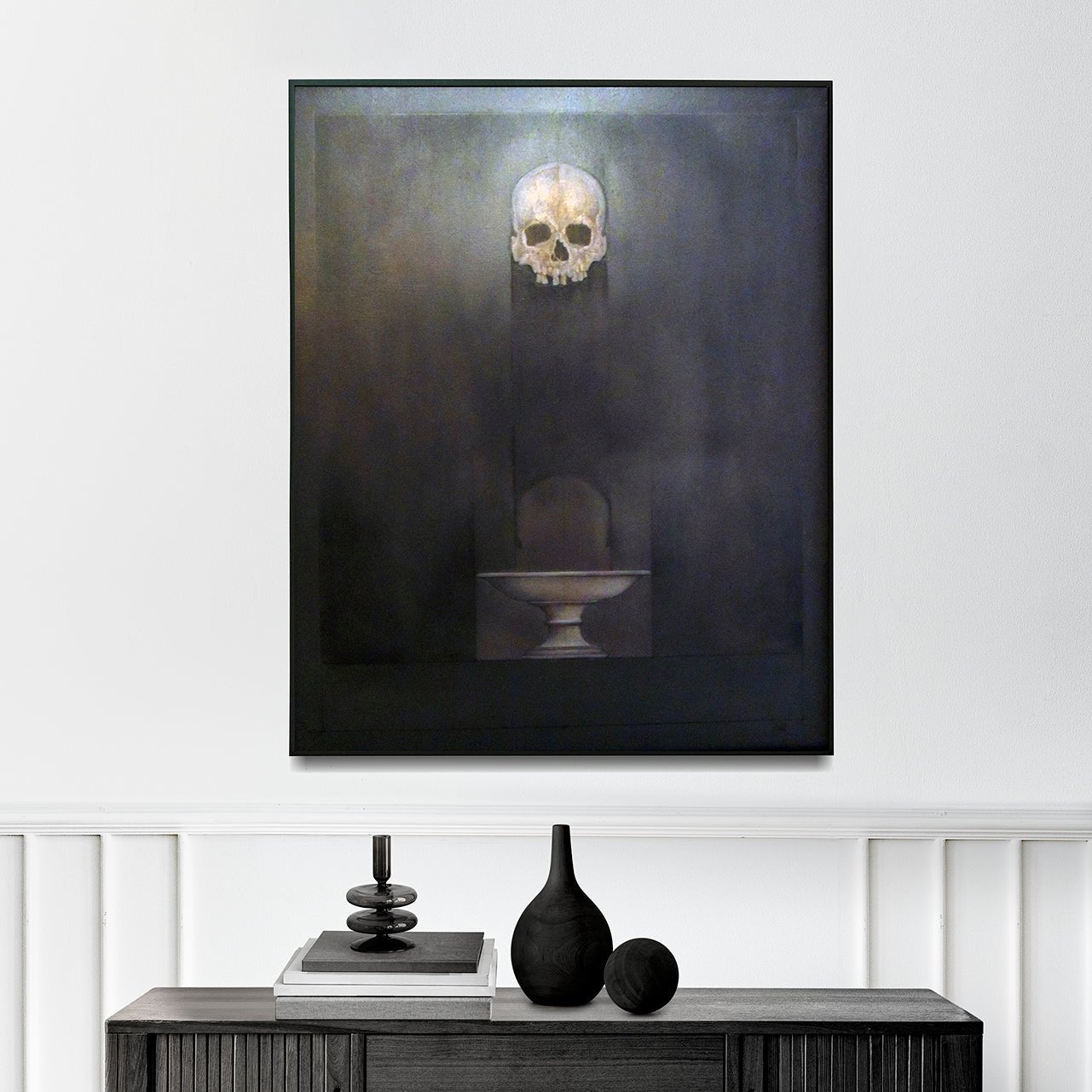Pintura contemporánea de Carles Planell con un cráneo y plato, composición minimalista que evoca memoria, tiempo y diálogo entre pasado y presente, decoración de interior