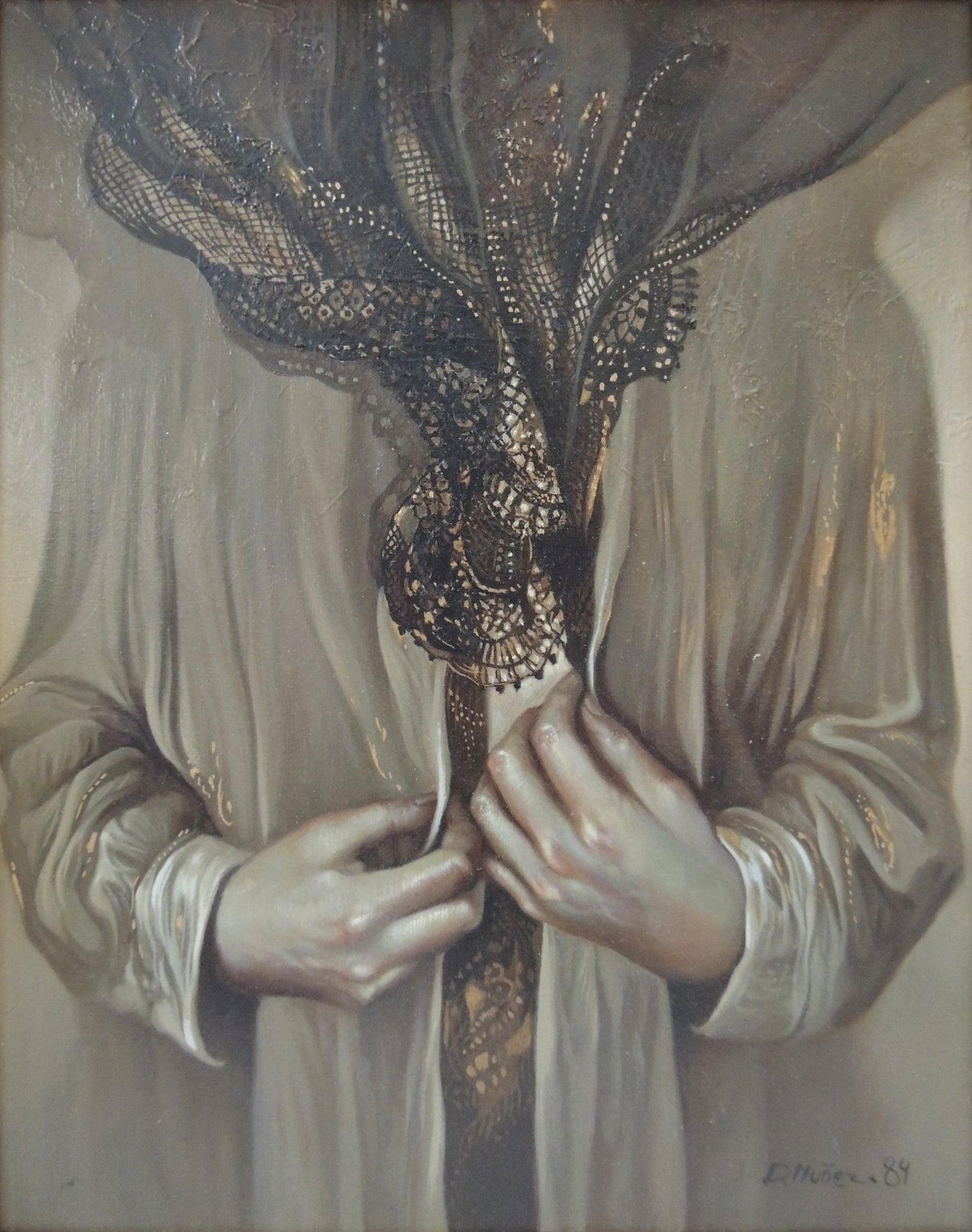 Dolores Núñez Abrochándose el camisón pintura surrealista fotorealista figura femenina, colores grises