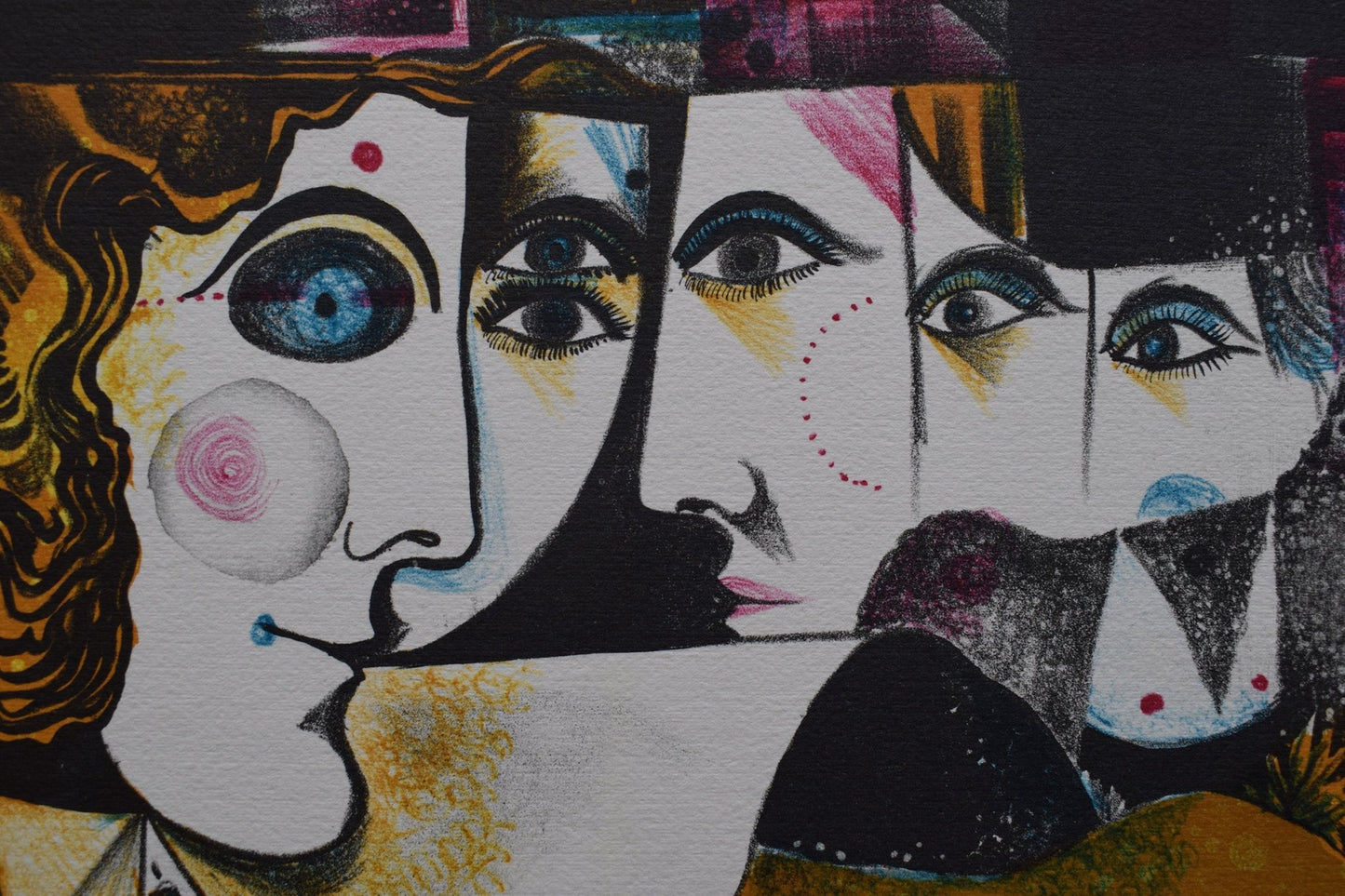Eduard Alcoy, El Titellaire, litografía original con figuras surrealistas y composición fantástica en tonos azules, ocres y magentas detalle rostros