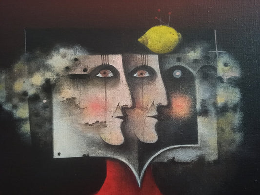 Gaudifond. Eduard Alcoy, Elástics: figura surrealista de tonos rojizos con rostros fragmentados y elementos simbólicos en un paisaje onírico oscuro detalle hombre con limon en cabeza