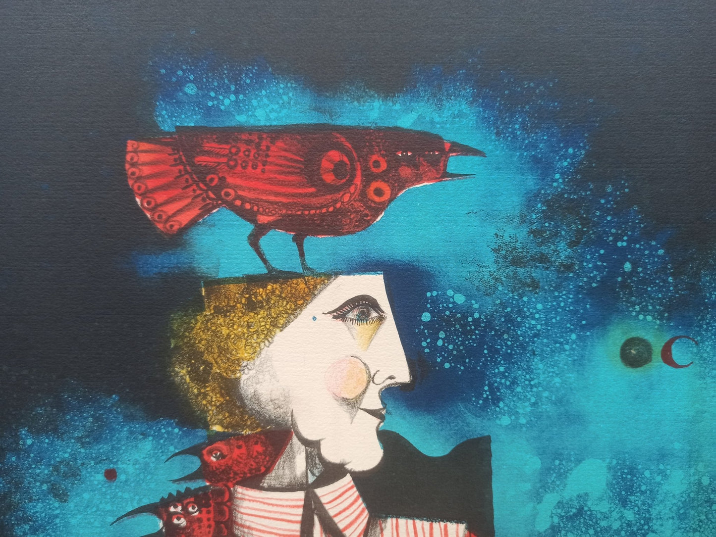 Eduard Alcoy, Hombre con pájaro, litografía original con figura masculina surreal y ave roja sobre fondo azul oscuro detalle rostro